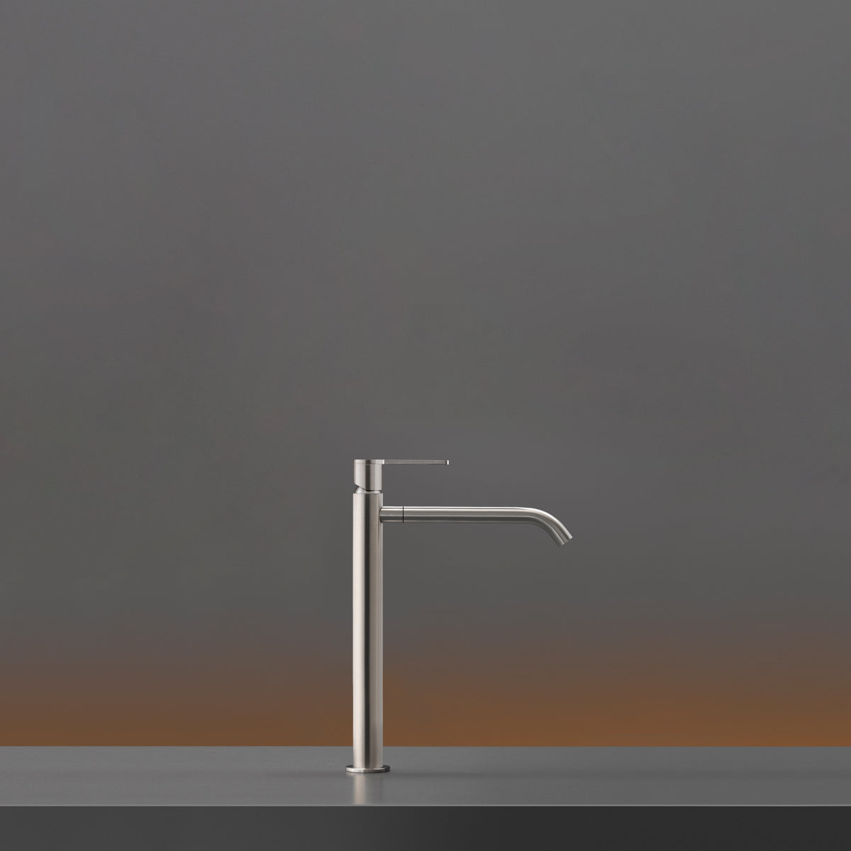 Ceadesign INNOVO - Miscelatore monoforo per lavabo da appoggio H. 315 mm con bocca di erogazione girevole per getto a zampillo, apertura dall'acqua fredda - INV05