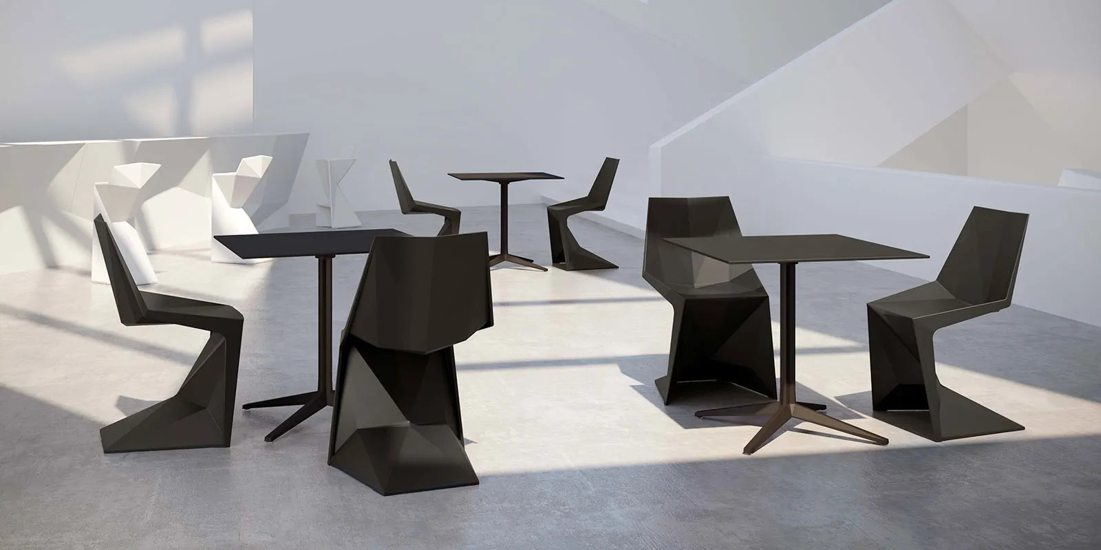 Vondom Voxel sedia nera con tavolino