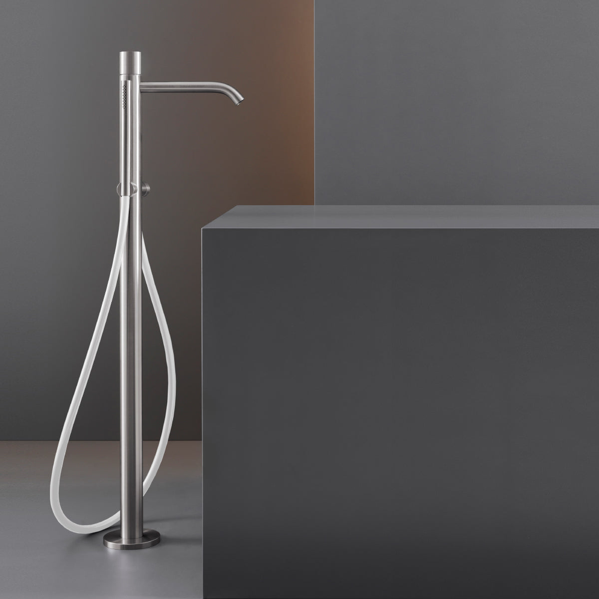 Cea Design Giotto Plus rubinetto vasca a pavimento con doccetta GIO97 + INC01