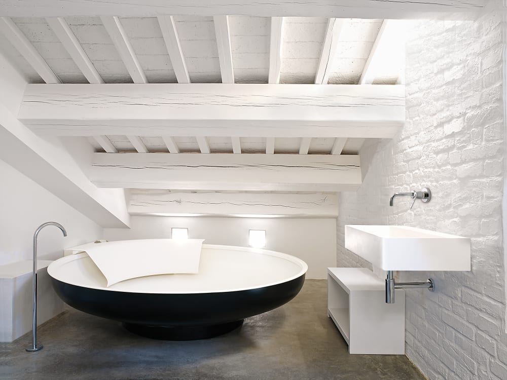 Agape Ufo freestanding bathtub with backrest AVAS0906